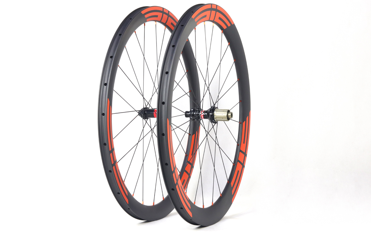 handbuilt carbon road wheels 45mm deep 28mm wide tubeless ready