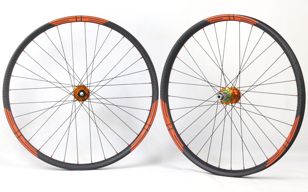hand-built eie carbon mountain bike wheels with hope pro 4 EVO boost hubs ,black sapim CX-Ray spoke ,orange nipples 