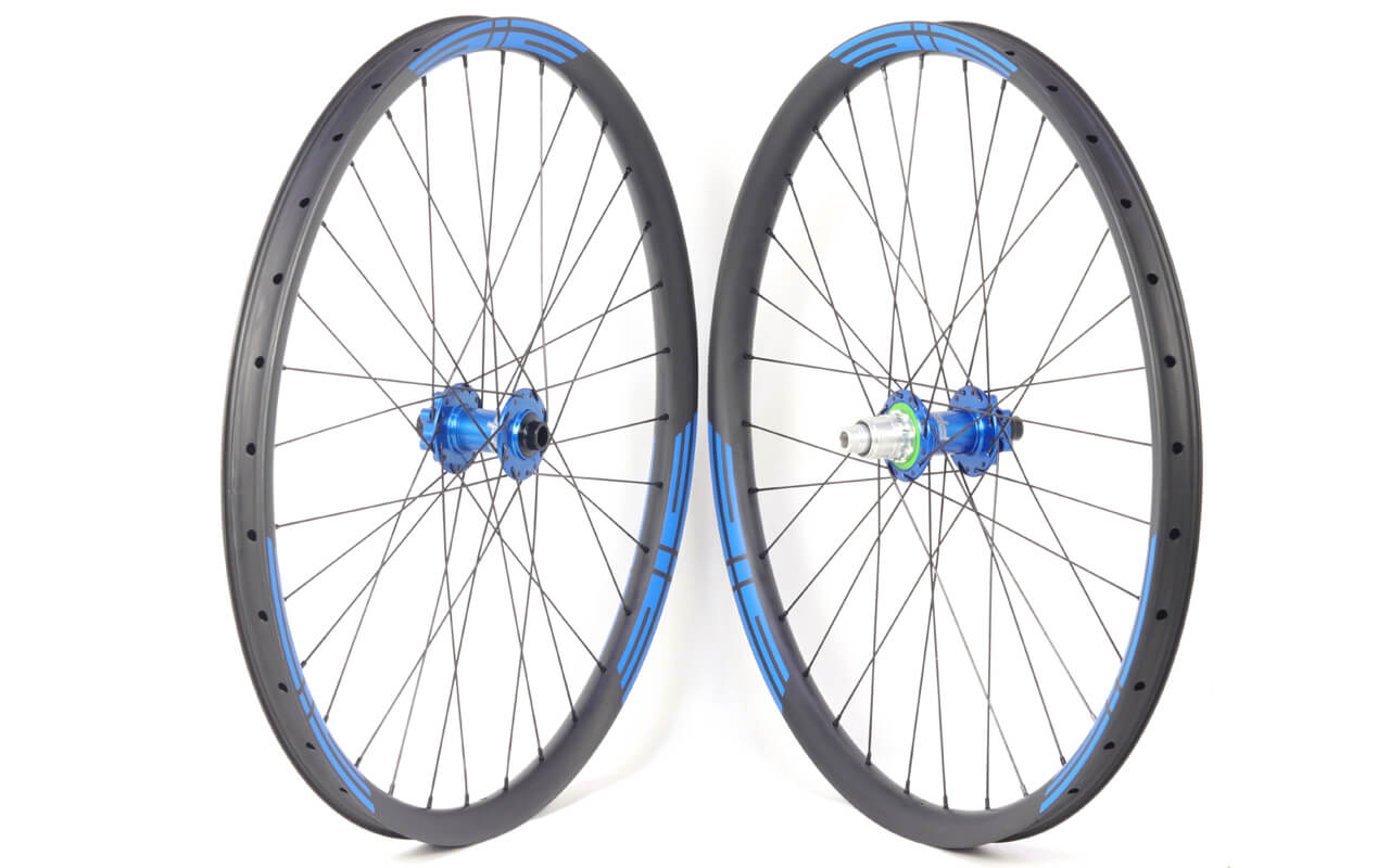 advanced handbuilt carbon mountain bike rims 29er with blue Hope Pro 4 EVO 