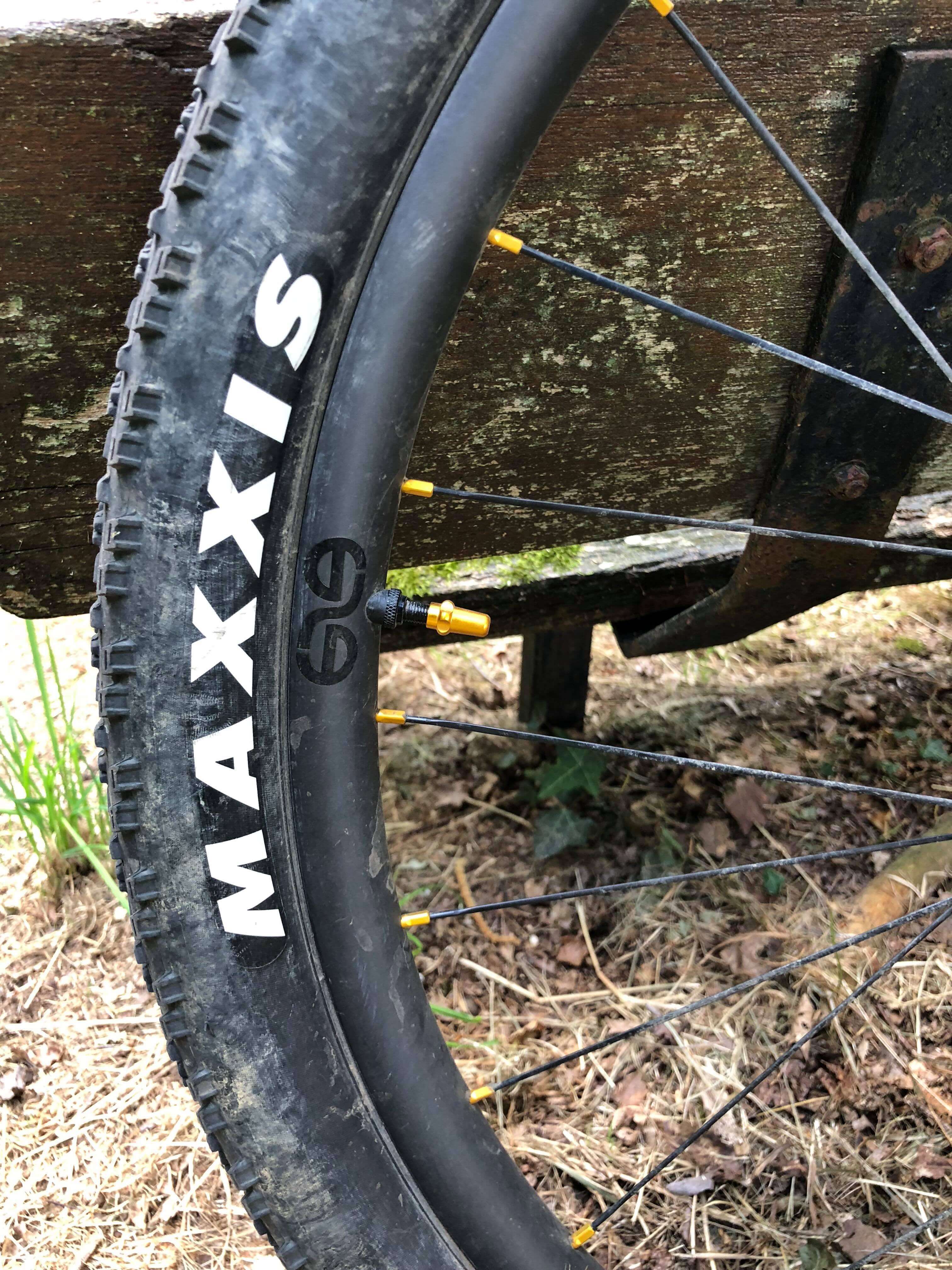 maxxis mtb tubeless tire mounted on eie carbon XC 25mm inner rims 