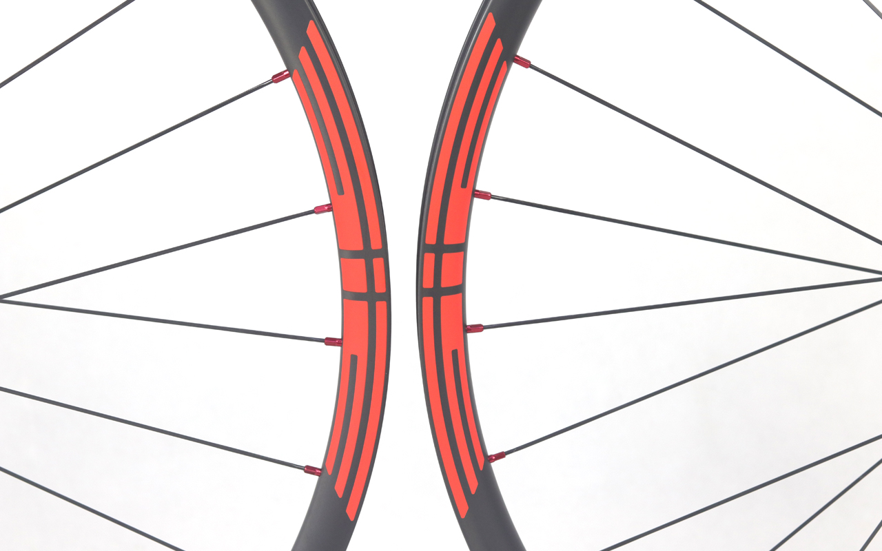 29er carbon mountain bike wheels with orange eie decals 