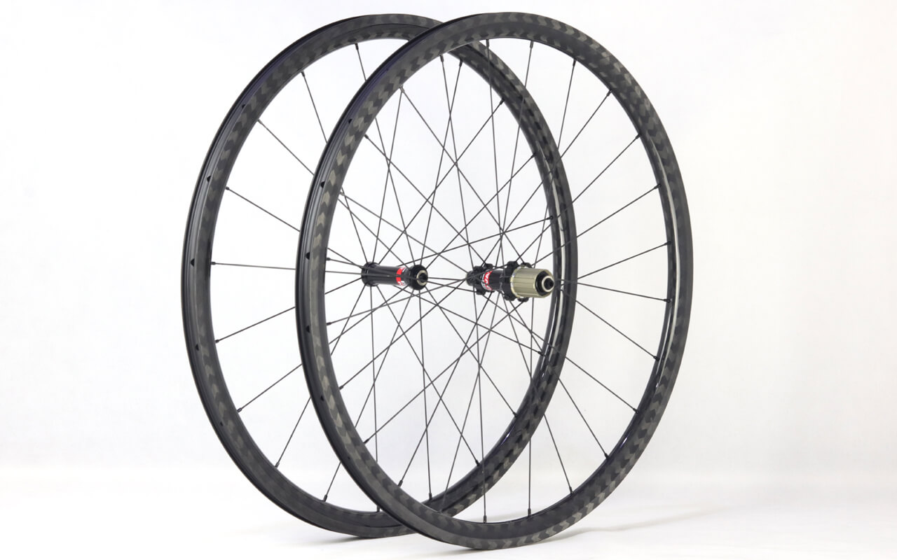 700C road clincher wheelset front radial lacing and 2X lacing rear build