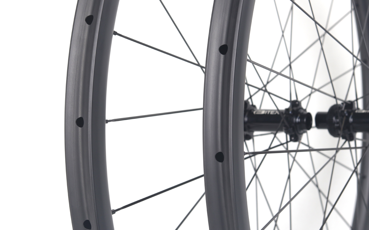 700c-I26-D30-symmetric-road-bike-tubular-carbon-wheels-3
