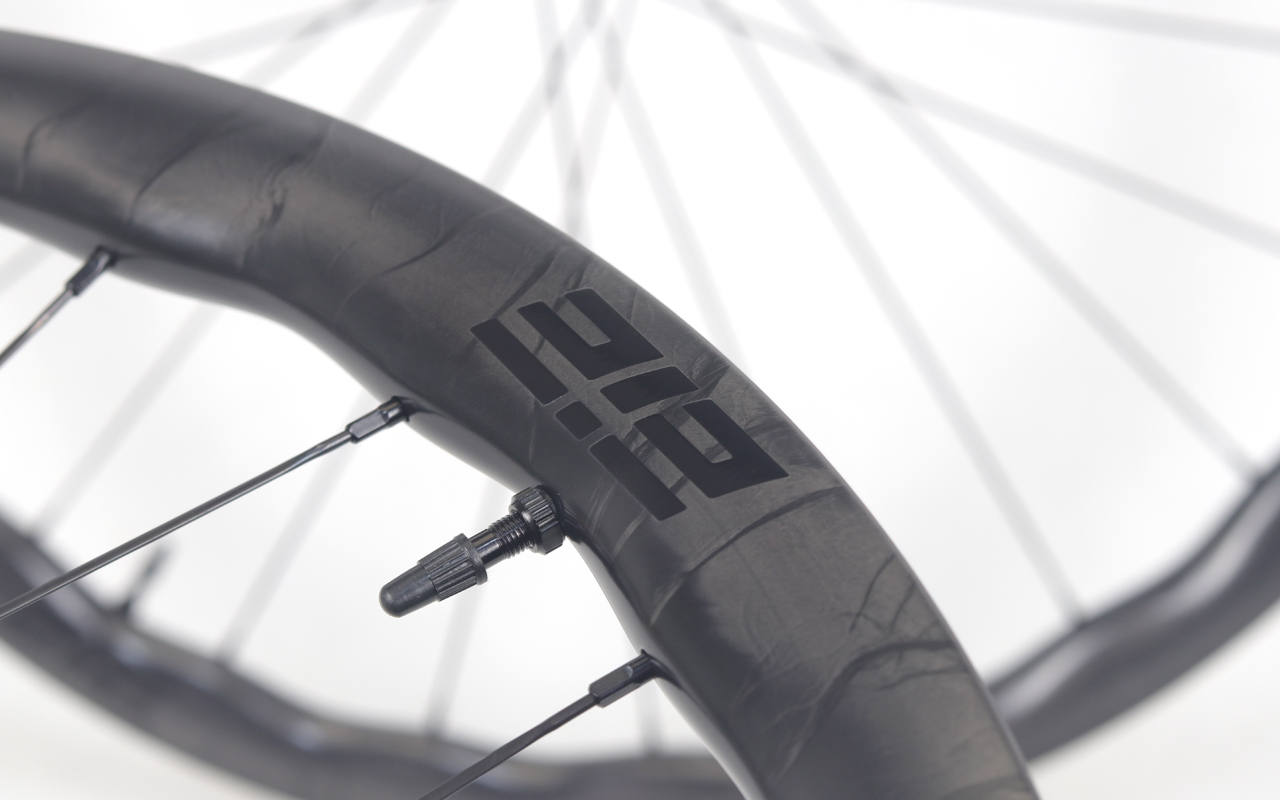 700C-I22-D35-symmetric-road-bike-hookless-clincher-carbon-wheels-3