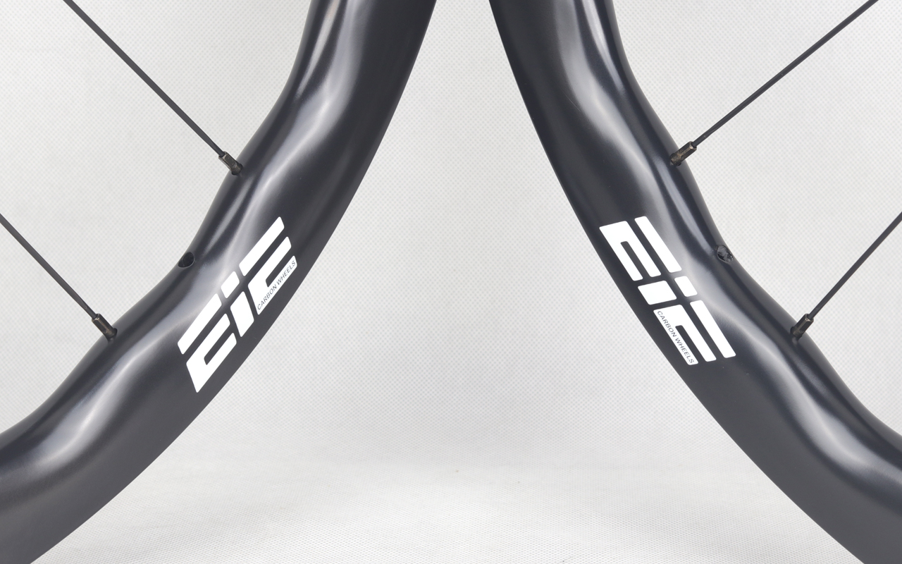 700C-I22-D40-symmetric-road-bike-hook-clincher-carbon-wheels-3