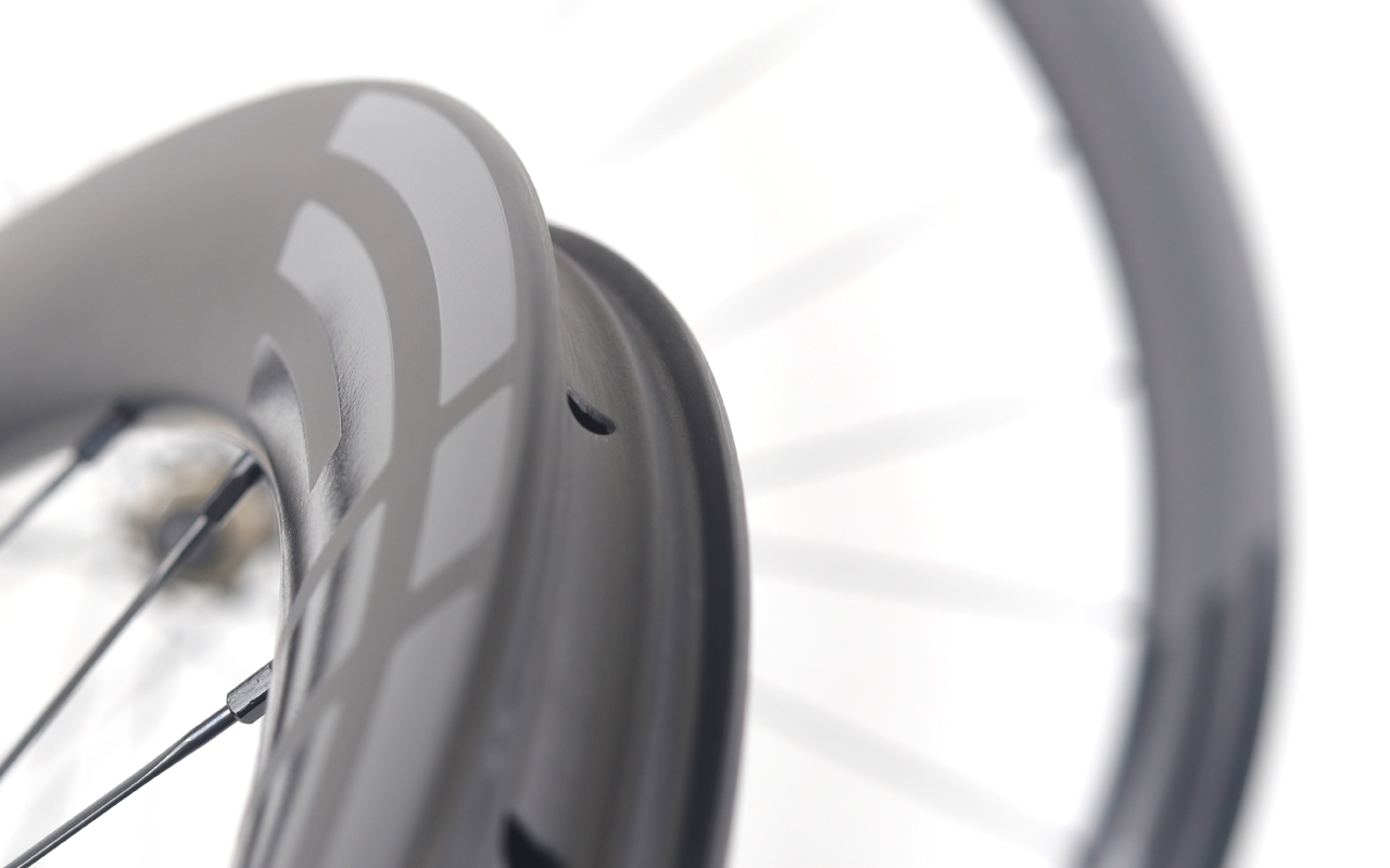 700C-I23-D45-symmetric-road-bike-hookless-clincher-carbon-wheels-3